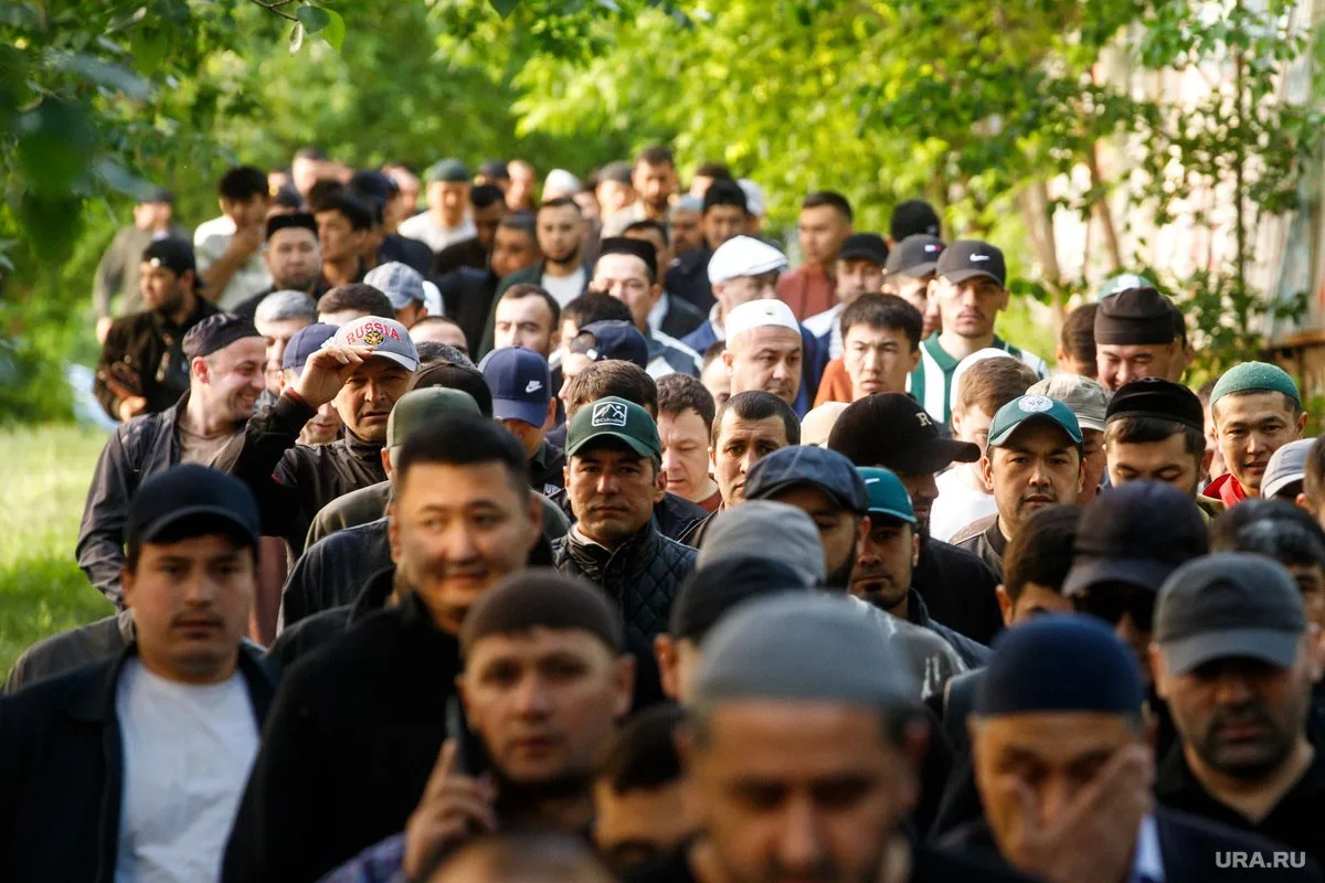 Тысячи мусульман в Екатеринбурге отмечают один из главных исламских праздников — Курбан-байрам.  Ран
