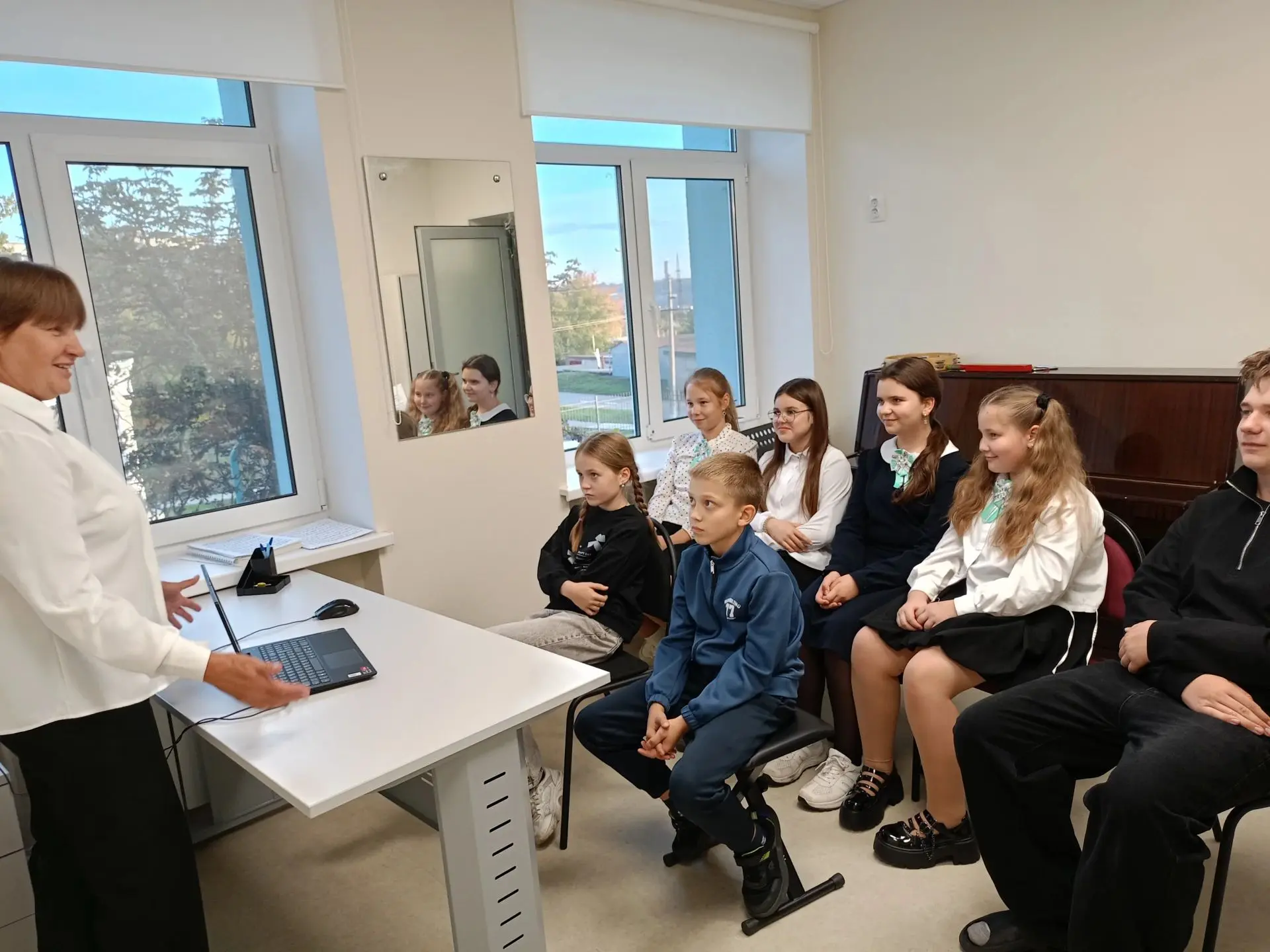 На классном часе учащиеся познакомились с творчеством композитора – исполнителя Виктора...