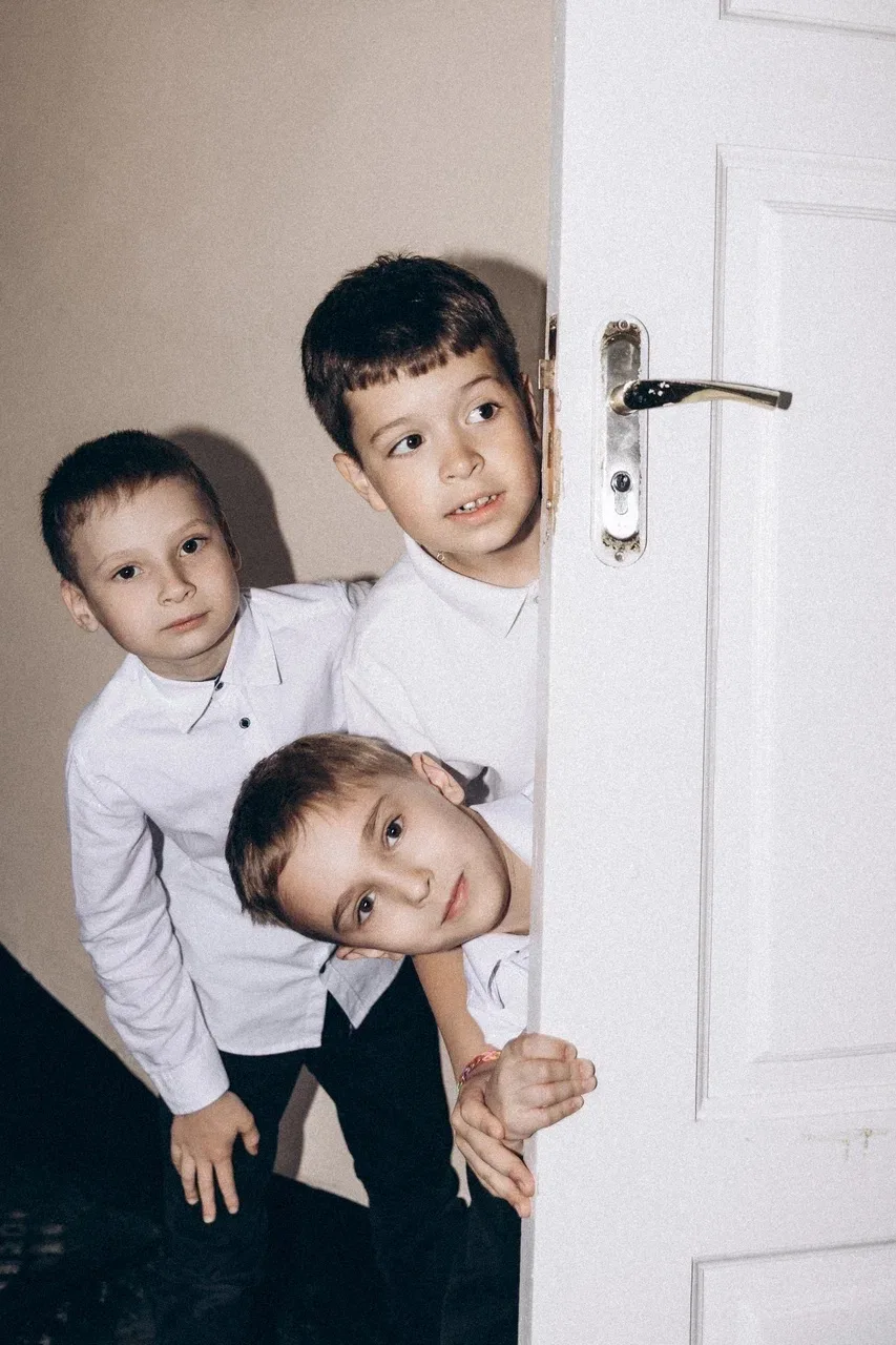 позвала Макара , показала фотки, спрашиваю: «ты уверен, что не хочешь учиться в гимназии?» 

решила 