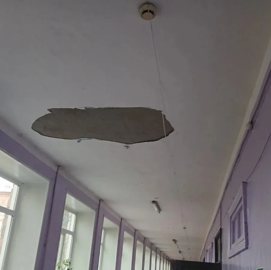 ⚡️ Прокуратура организовала проверку по факту обрушения части штукатурки в коридоре одн...