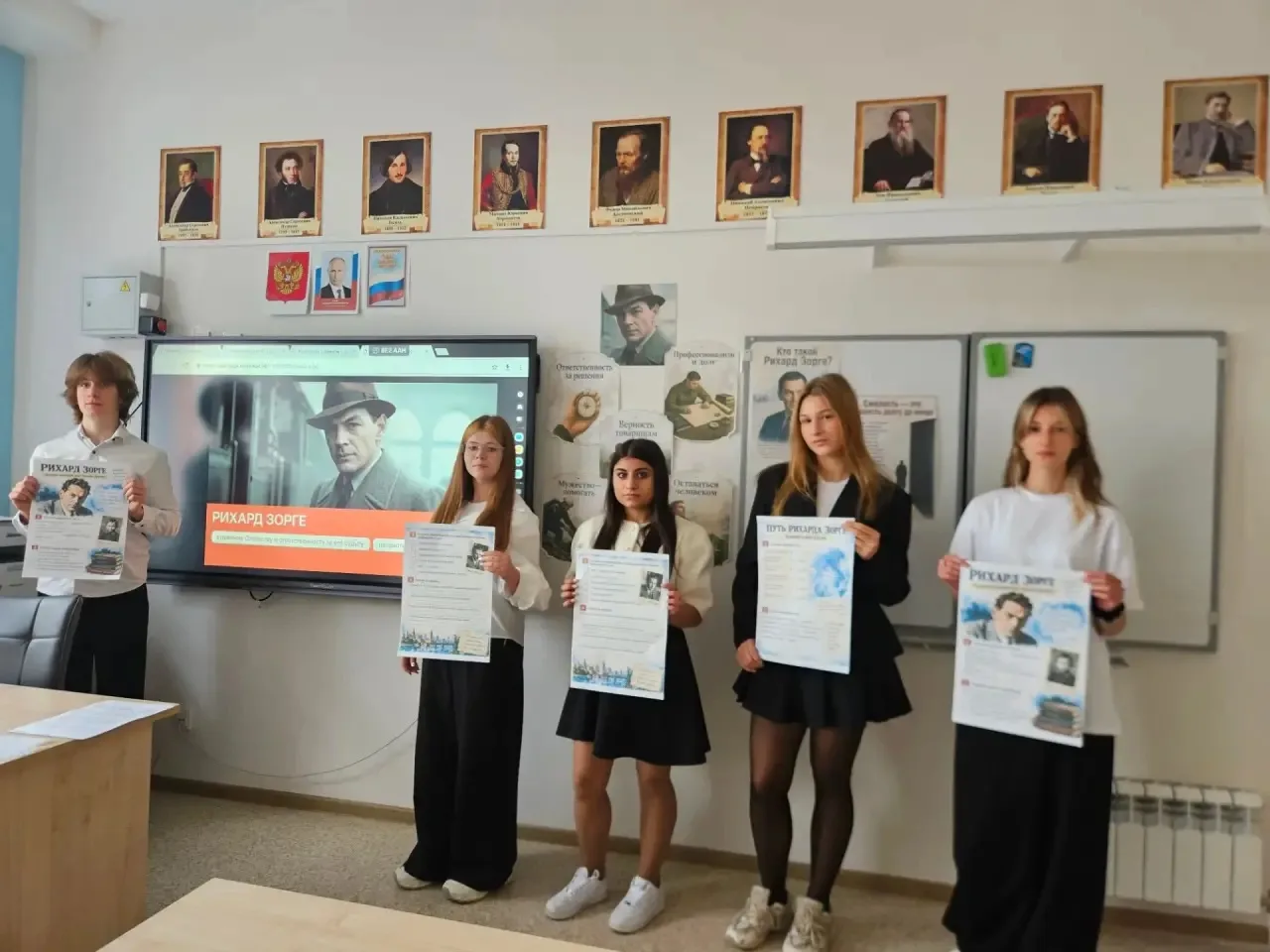 Сегодняшние внеурочные занятия «Разговоры о важном» начались с традиционной линейки и п...