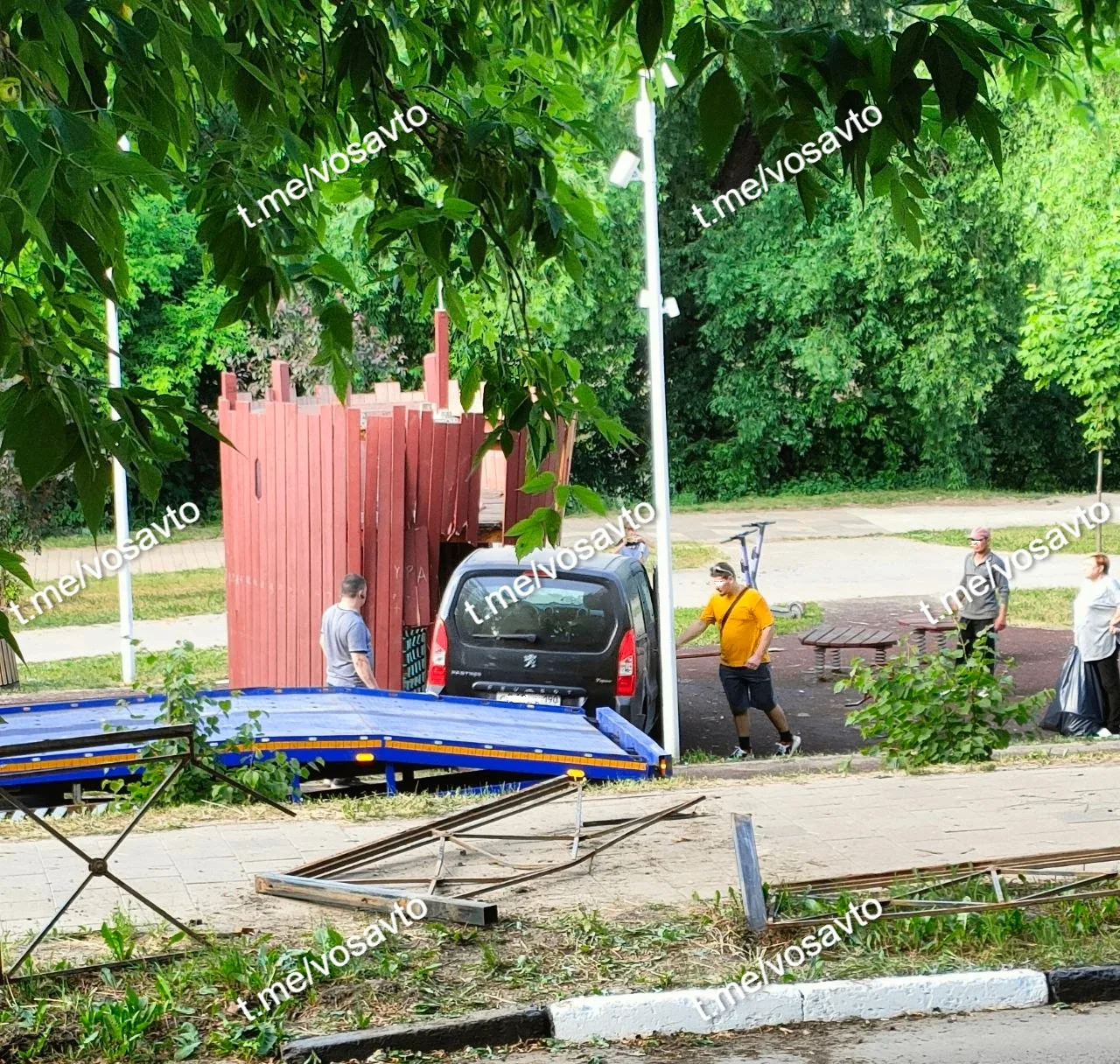 ‼️Водитель на "Пежо" на скорости влетел прямо на детскую площадку в Воскресенске.