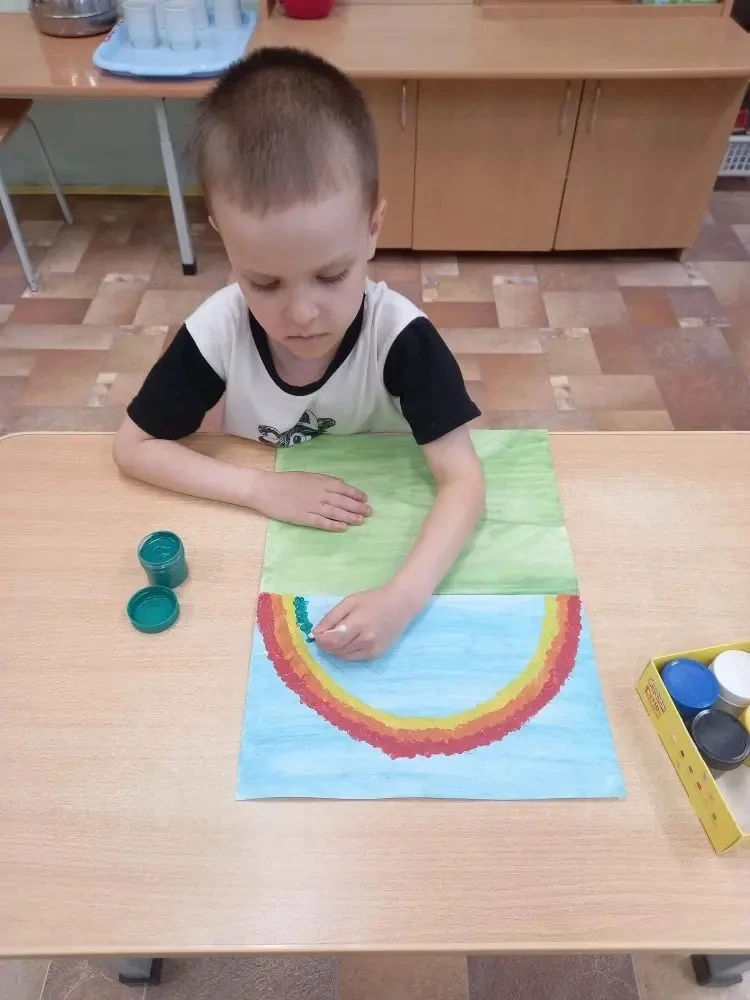 🌞 Летнее настроение в группе «Лапушки»! 🌈

Наши ребята нарисовали яркую и солнечную картину, котор