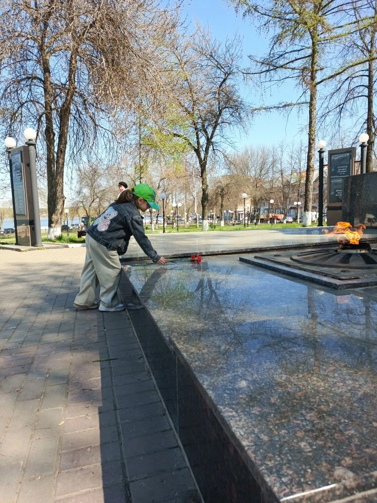 Память в сердцах юных граждан! 🌸

Сегодня воспитанники групп «Одуванчики» и «Подсолнушки» нашего де