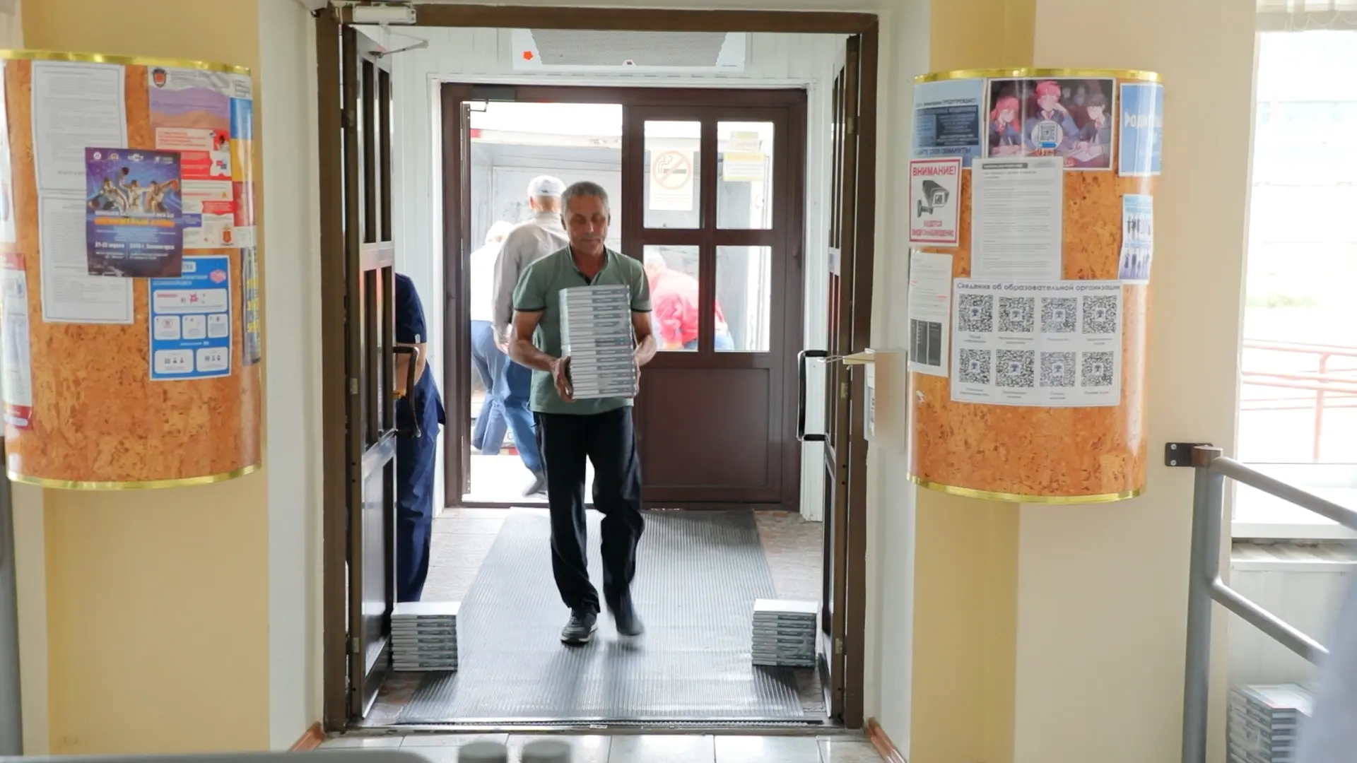 В Зеленогорские школы поступили новые учебники по обществознанию для 9 классов. Замена ...