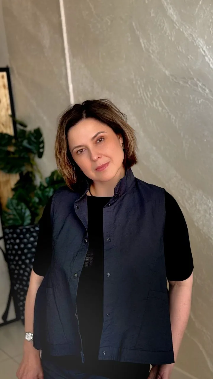 Как несложно догадаться, Ирина верна темным оттенкам — в них она чувствует себя и уютно, и выразител