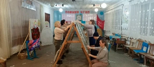 СВО их не бросаем.
По вторникам и четвергам в Ташлыкульском Доме культуры волонтеры — женщины и пенс