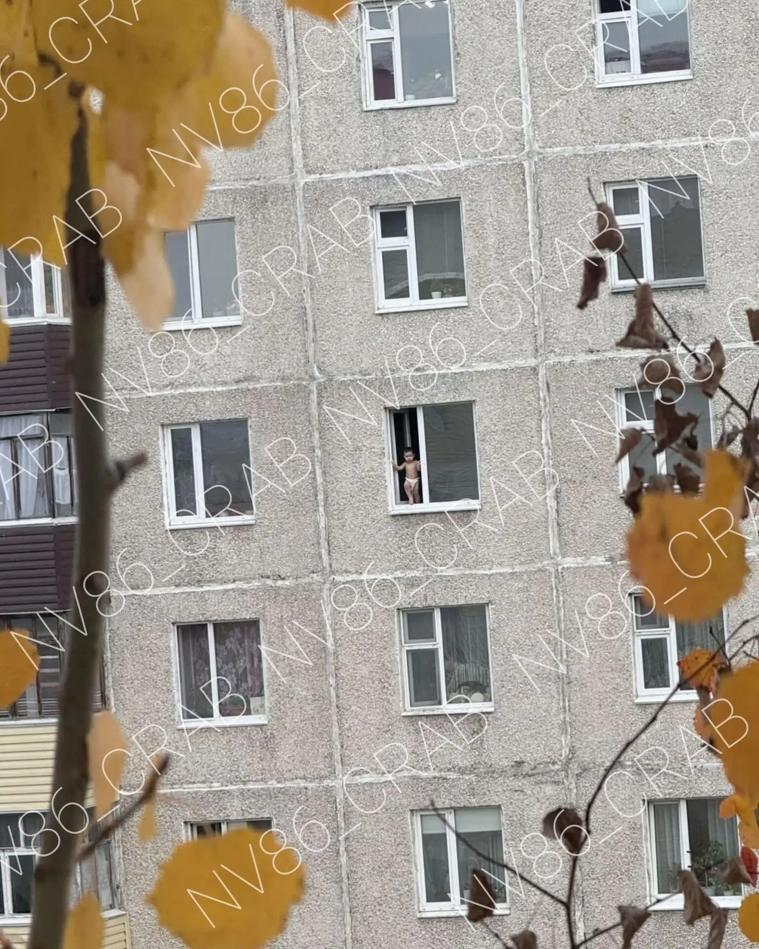 😱 В Нижневартовске на Пермской, 2 ребенок чуть не выпал с 5 этажа.