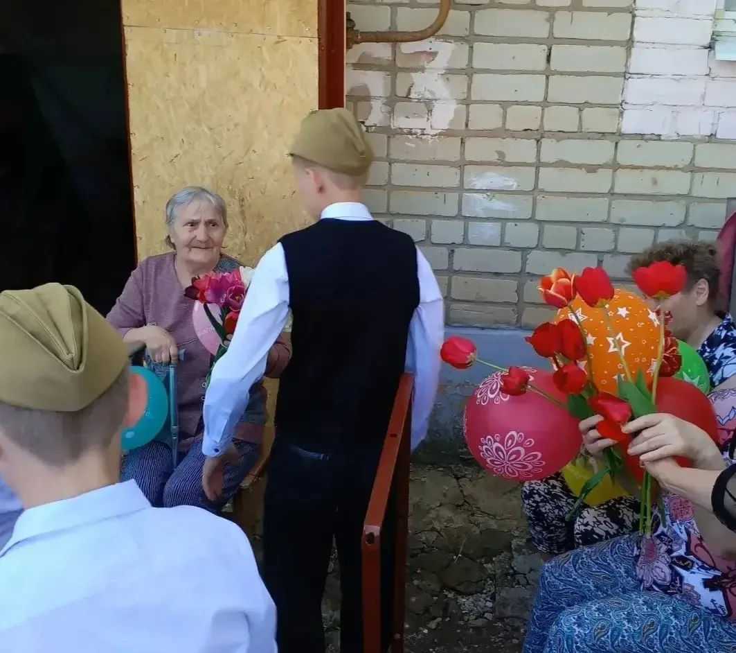 Волонтеры нашей школы и активисты "Движения первых" поздравили пожилых односельчан с пр...