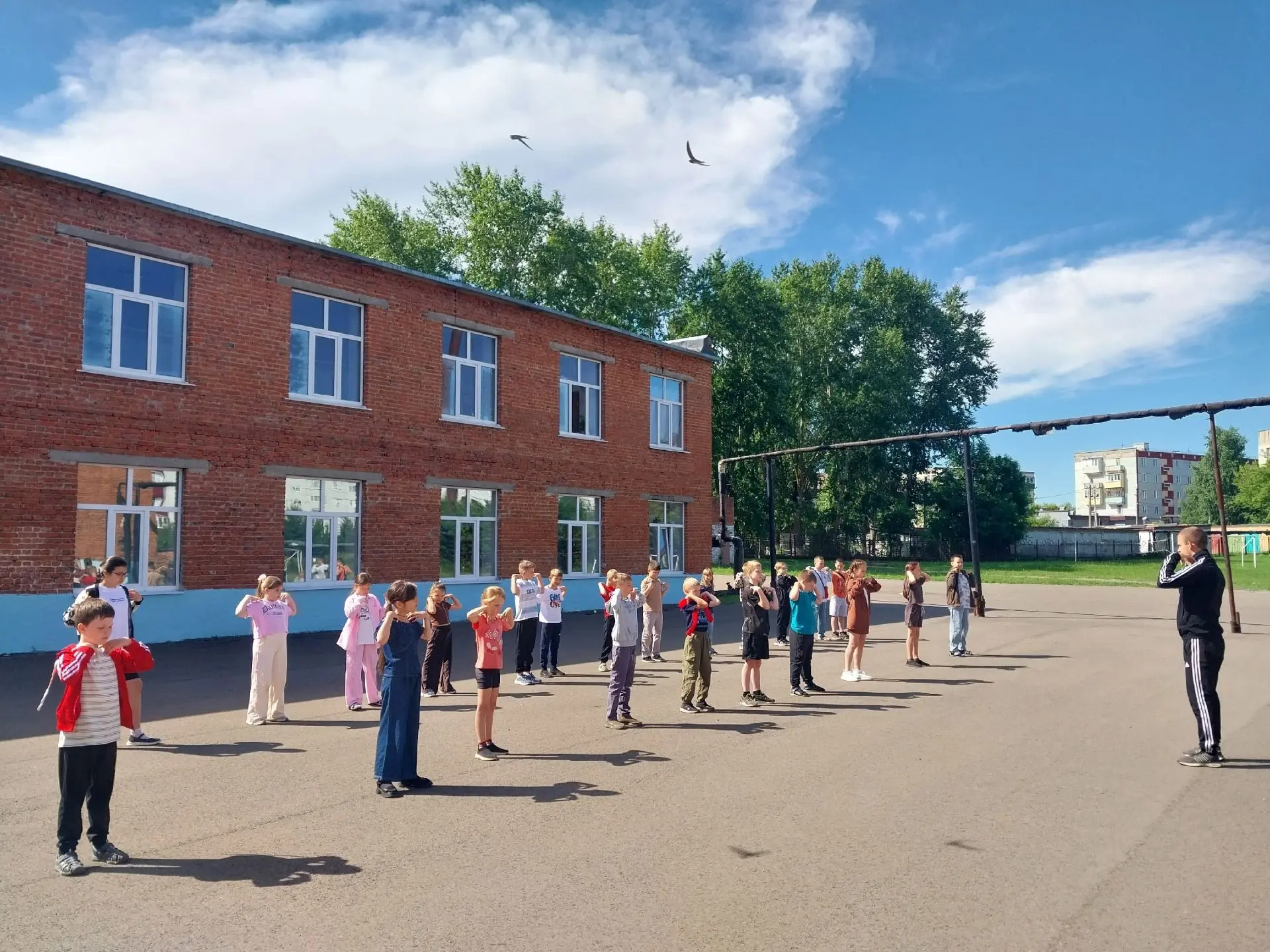 🚦 13-й день в лагере — ярко и с пользой!

🤸‍♀️День начался с бодрой зарядки — проснулись и зарядил