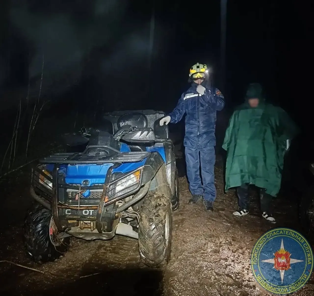 Три мужчины передвигались на мотоциклах в районе Уреньги, однако запасы топлива закончились.   К нас