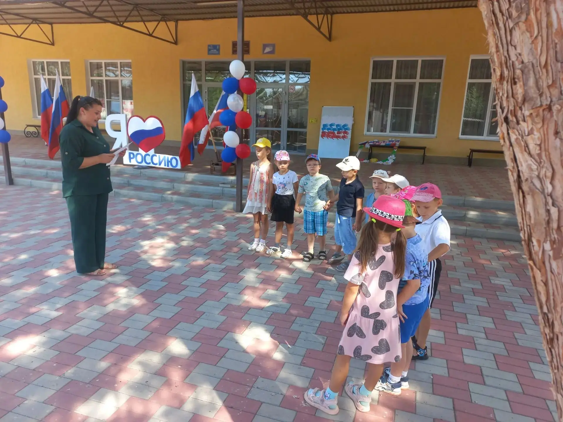 В преддверии праздника Дня Государственного флага Российской Федерации воспитанники ста...
