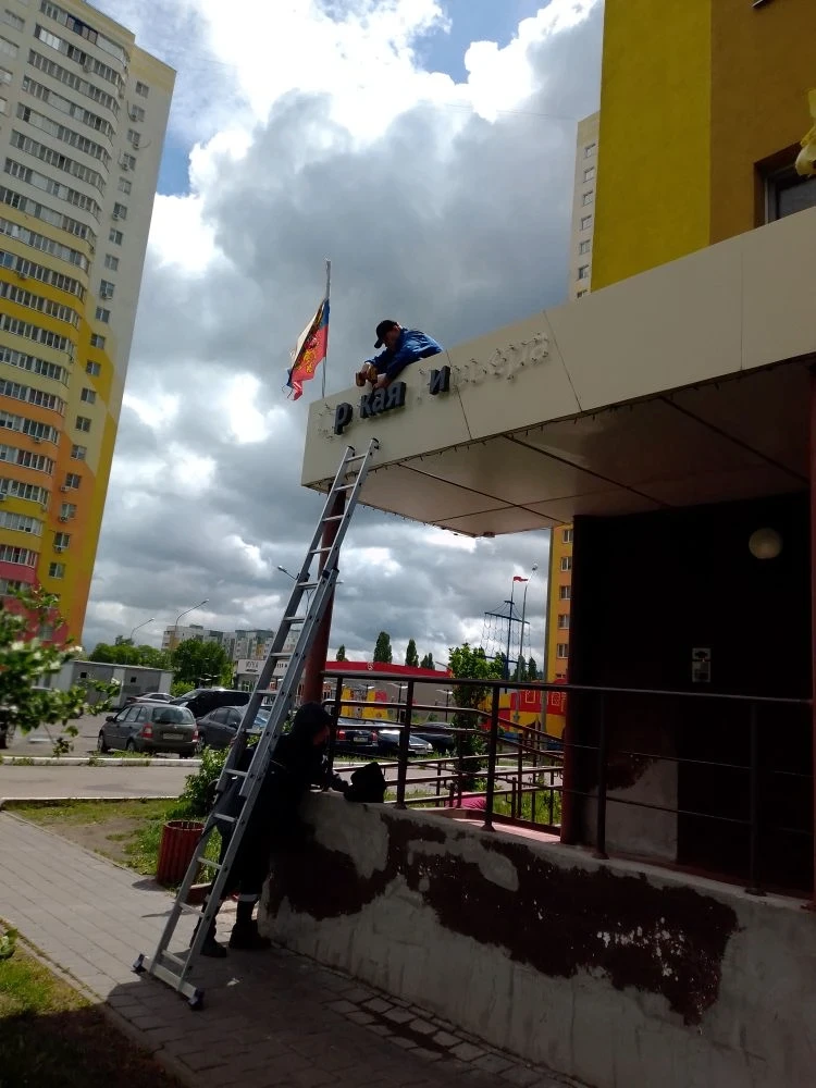 Провели работы по благоустройству территории по адресу:📍Ул. Антонова, 5Д.