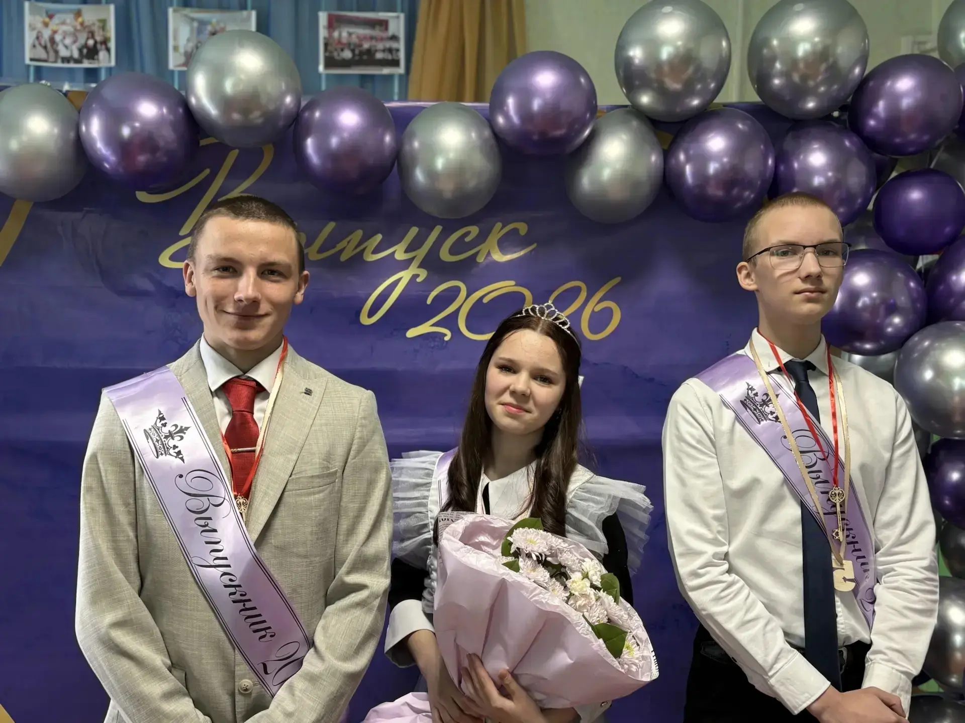 Дорогие Выпускники, от всей души вас поздравляю 🥳 Позади остались уроки, домашние задания и школьны