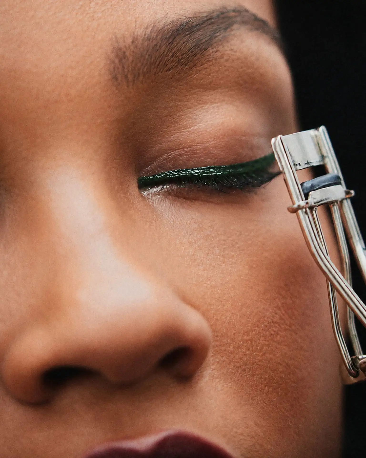 Если нарисовать стрелку сразу зелёной подводкой, цвет может спрятать выразительность вз...