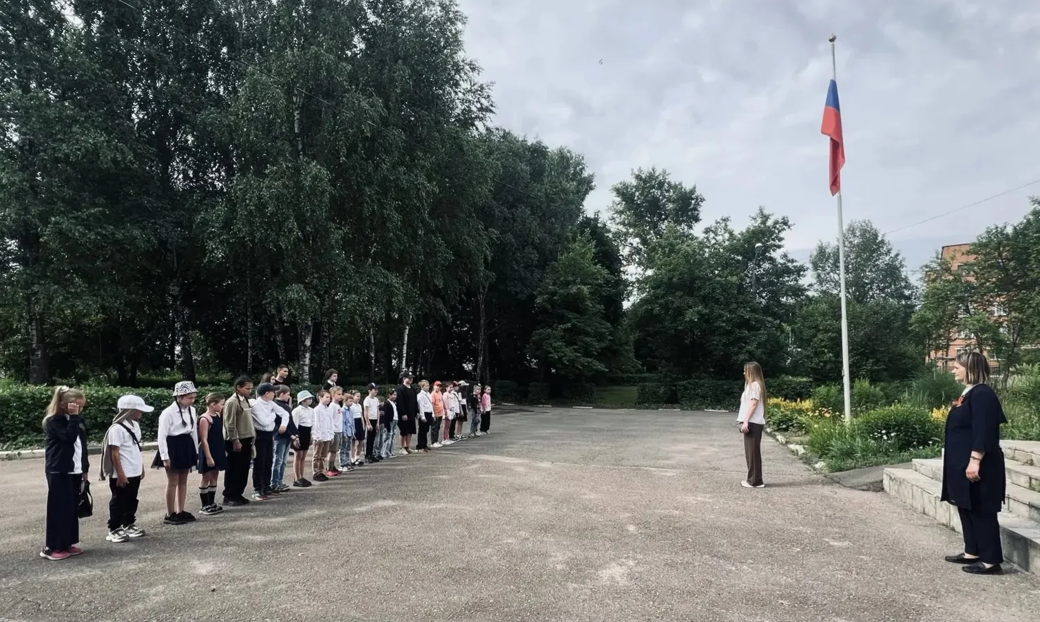 Сегодняшний день в нашем лагере "Ромашка" начался, по традиции, с поднятия флага и исполнения гимна 