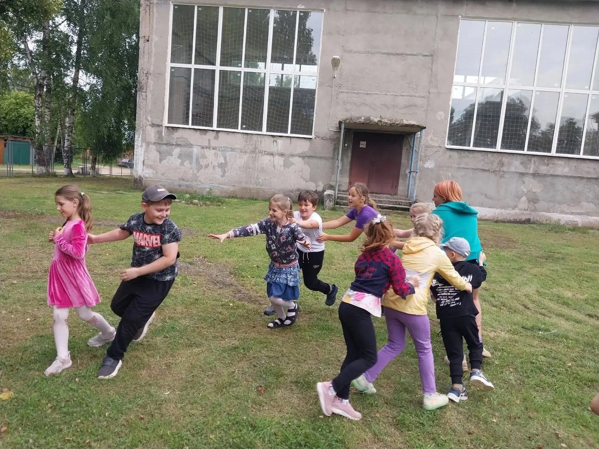 Утро десятого дня в пришкольном лагере МБОУ Плоскошская СОШ «Радуга» прошло бодро. День открыла торж