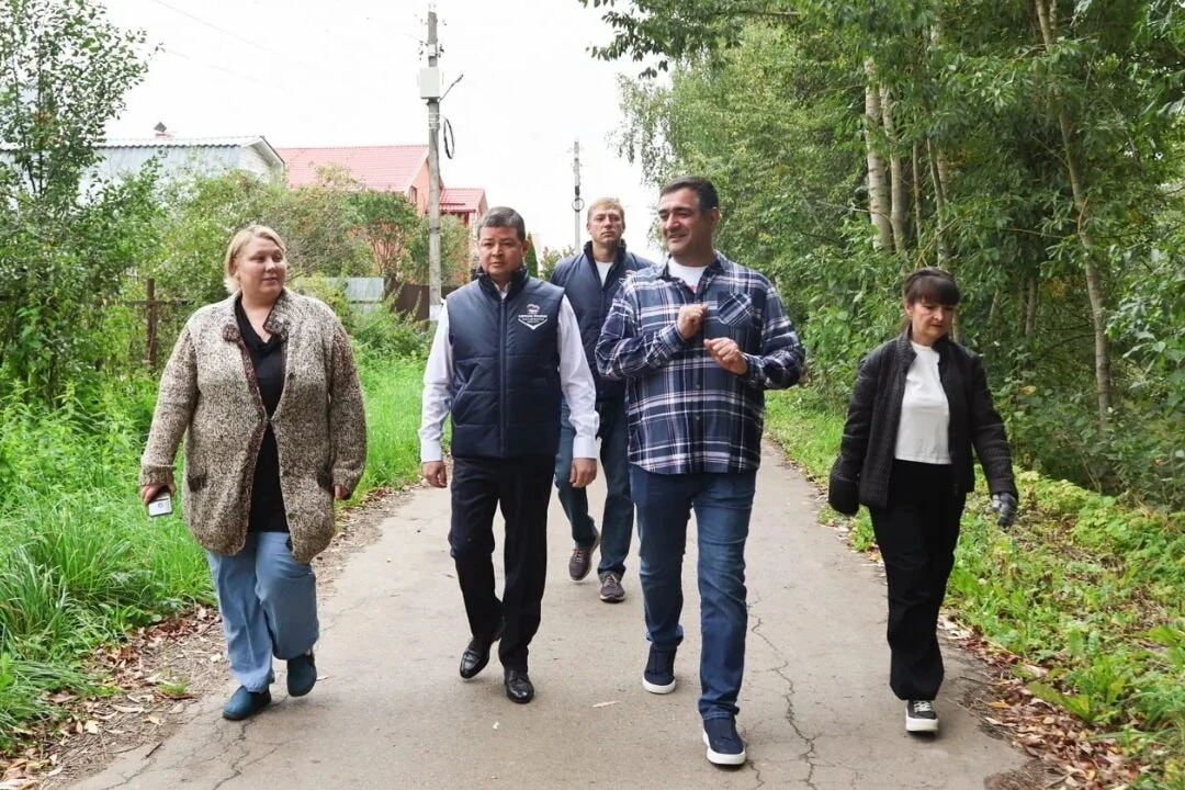 В деревне Прудки прошел субботник по очистке водной поверхности и берегов трех водоемов.