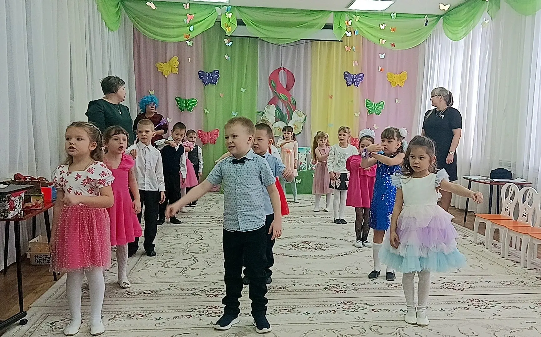 8 марта - день торжественный, День радости и красоты! На всей земле он дарит женщинам. ...