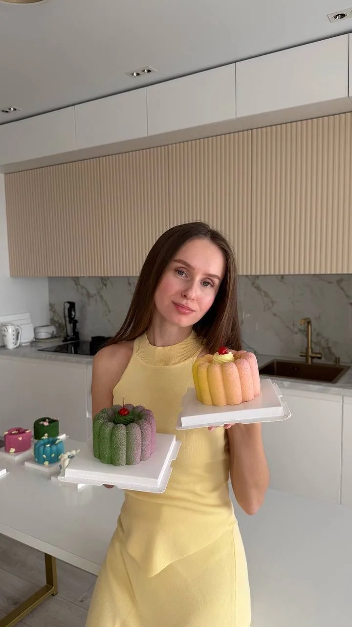 на курсе у учениц, кстати, для срочных заказов всегда были заготовки либо сразу замороженные торты  