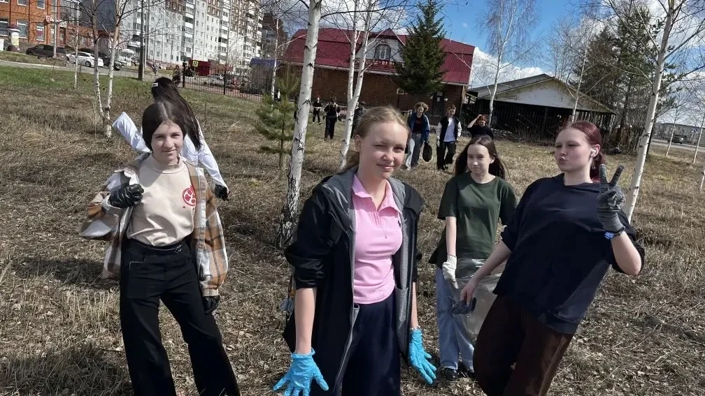 В преддверии Дня Победы учащиеся и педагоги школы провели субботник. Была убрана не только территори