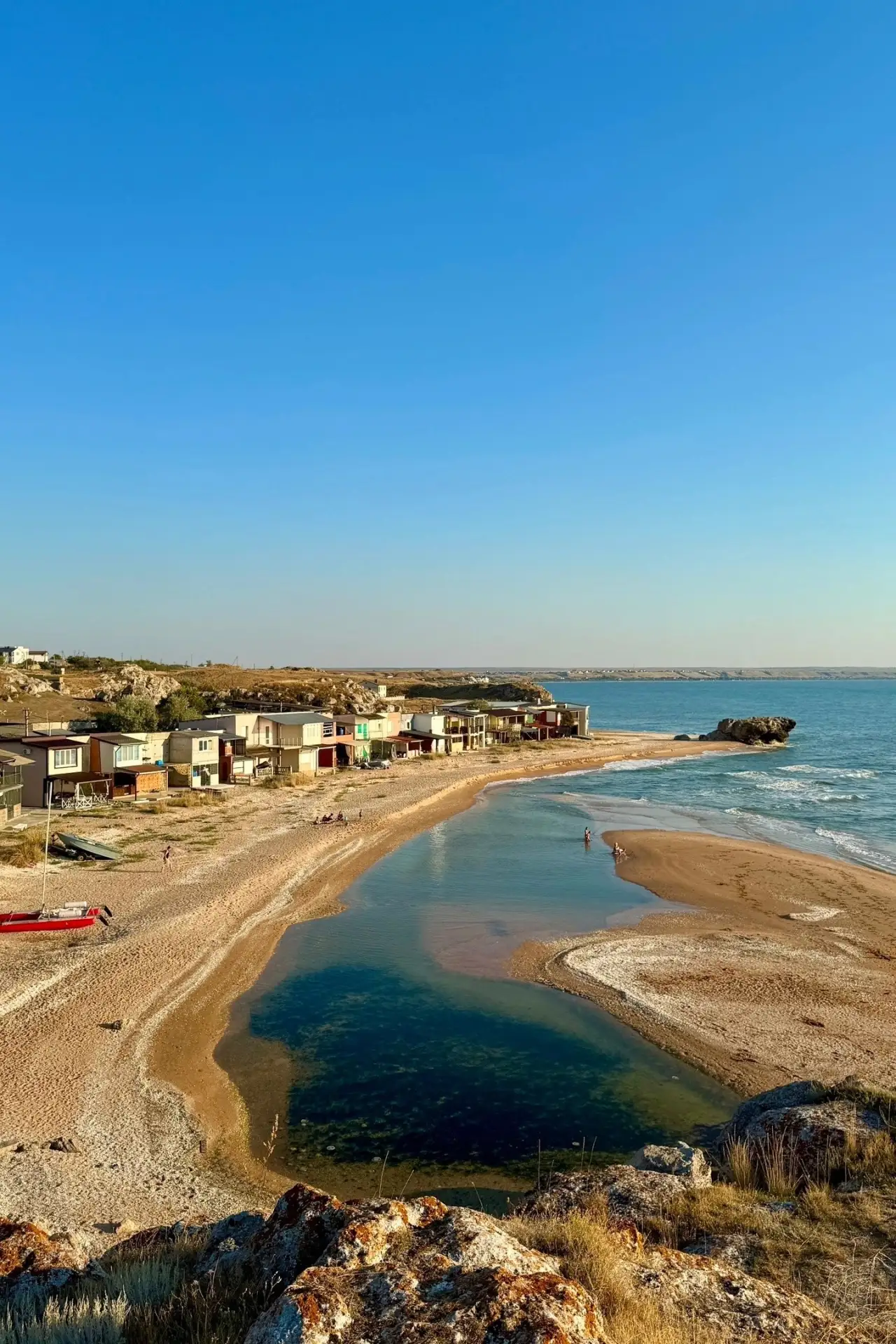 Эллинги и небольшой атмосферный пляж на Азовском море. Село Золотое