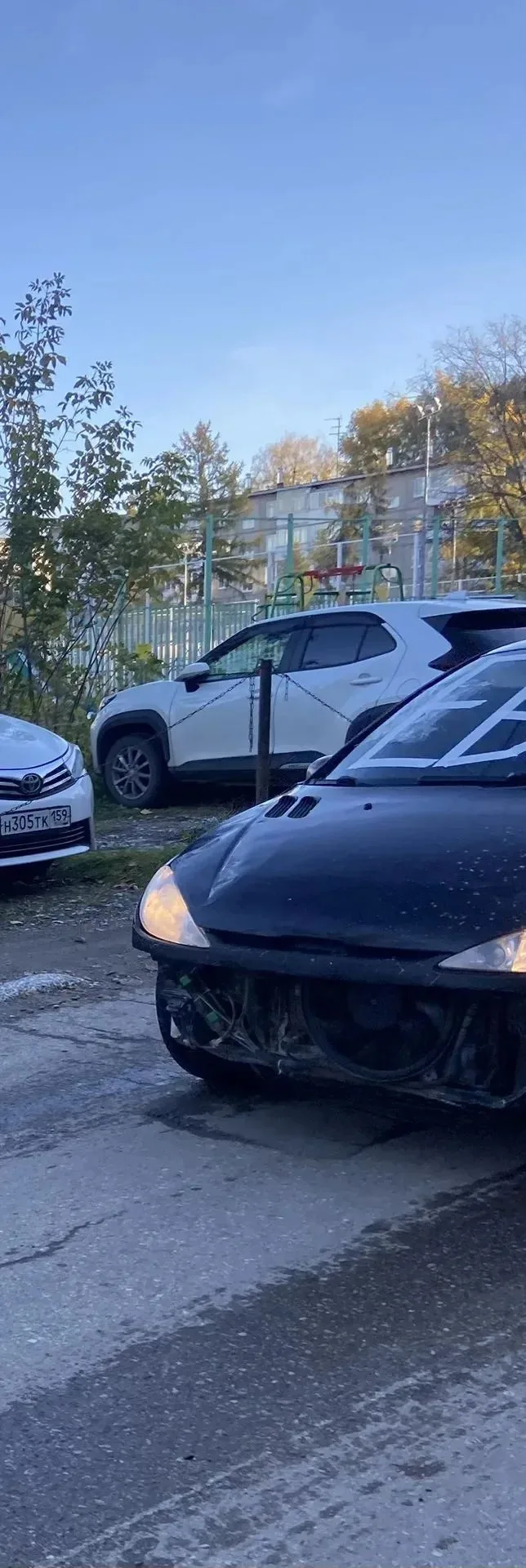 Машина без бампера зато с надписью "Еб...н" на ветровом стекле ездит кругами вокруг школы
