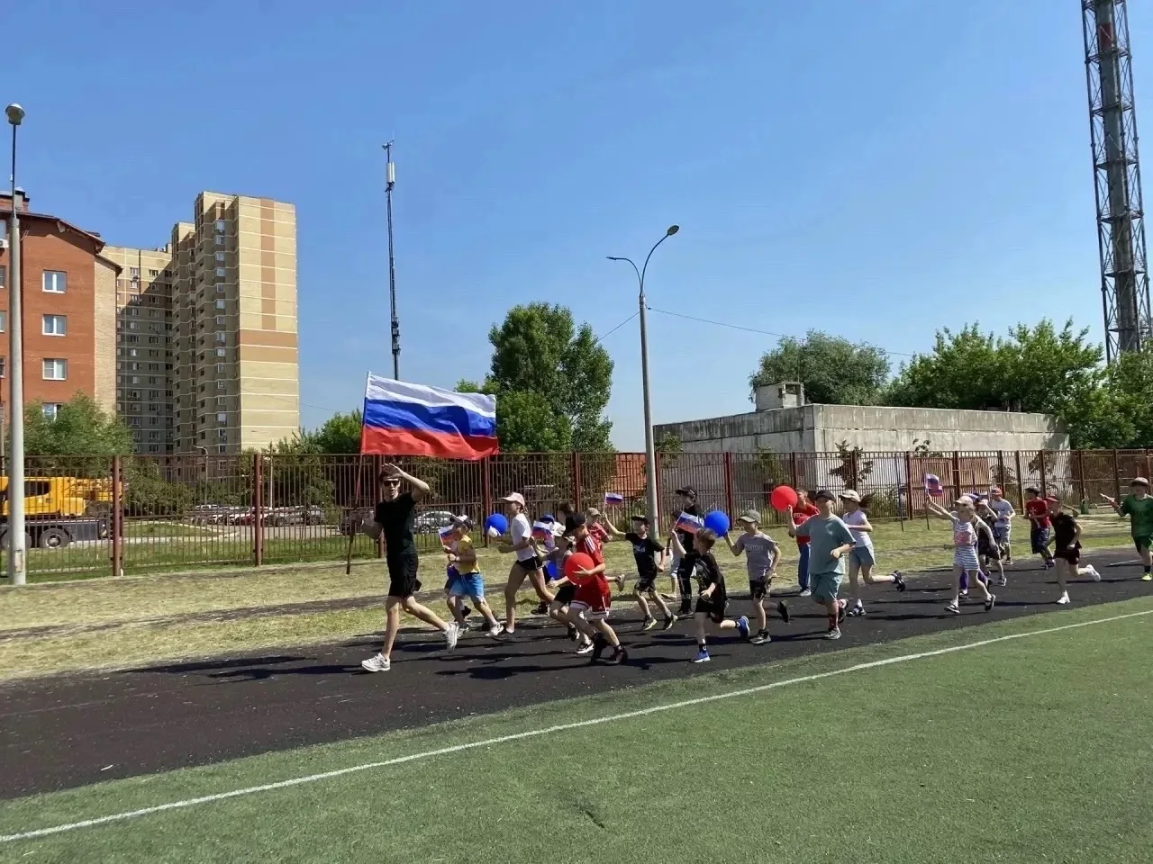 🇷🇺 Празднование Дня России в лагере «Белый парус» по традиции началось с торжественной линейки. По