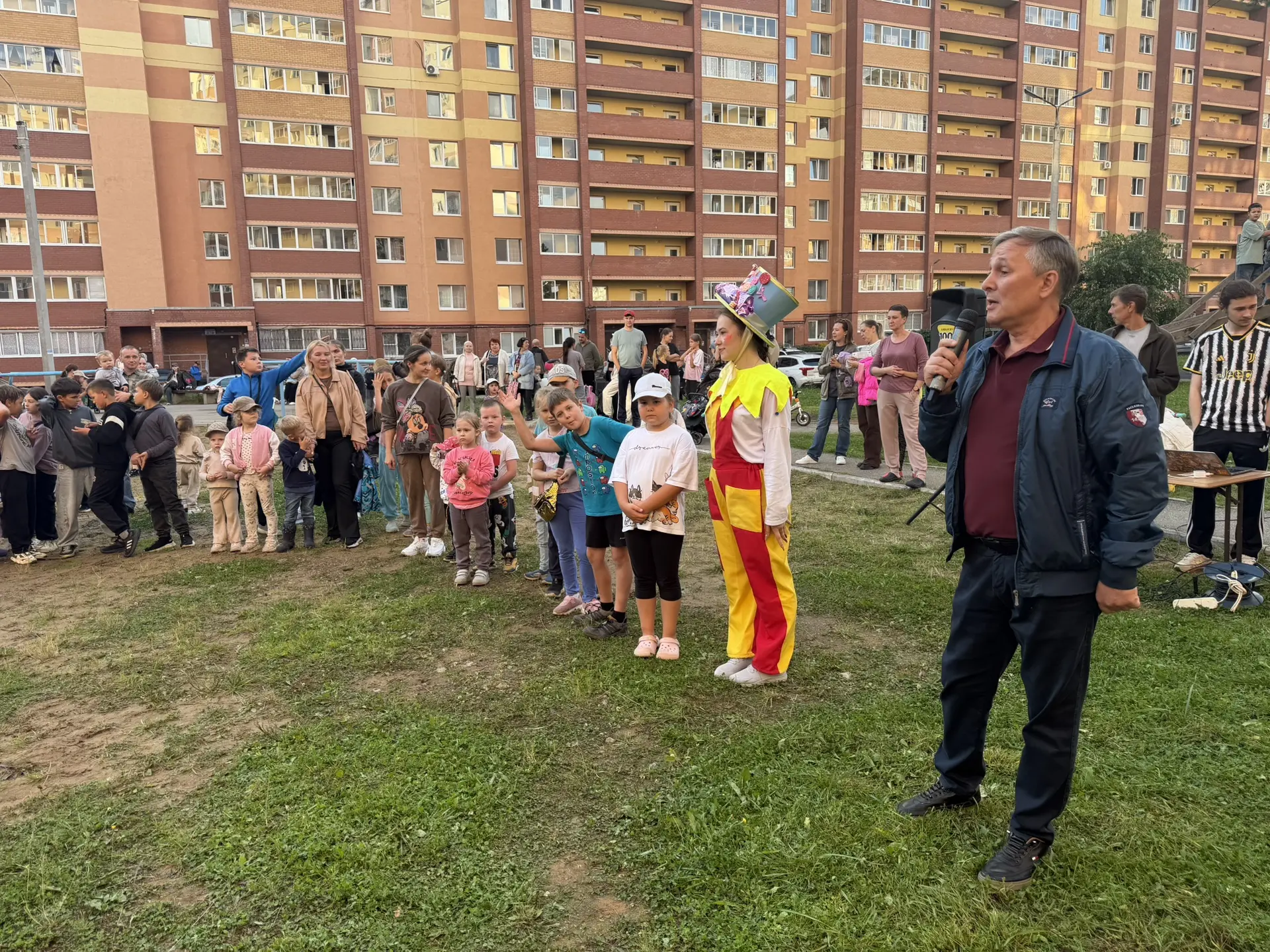 Прямо сейчас у нас праздник добрососедства в микрорайоне «Кислотные дачи».