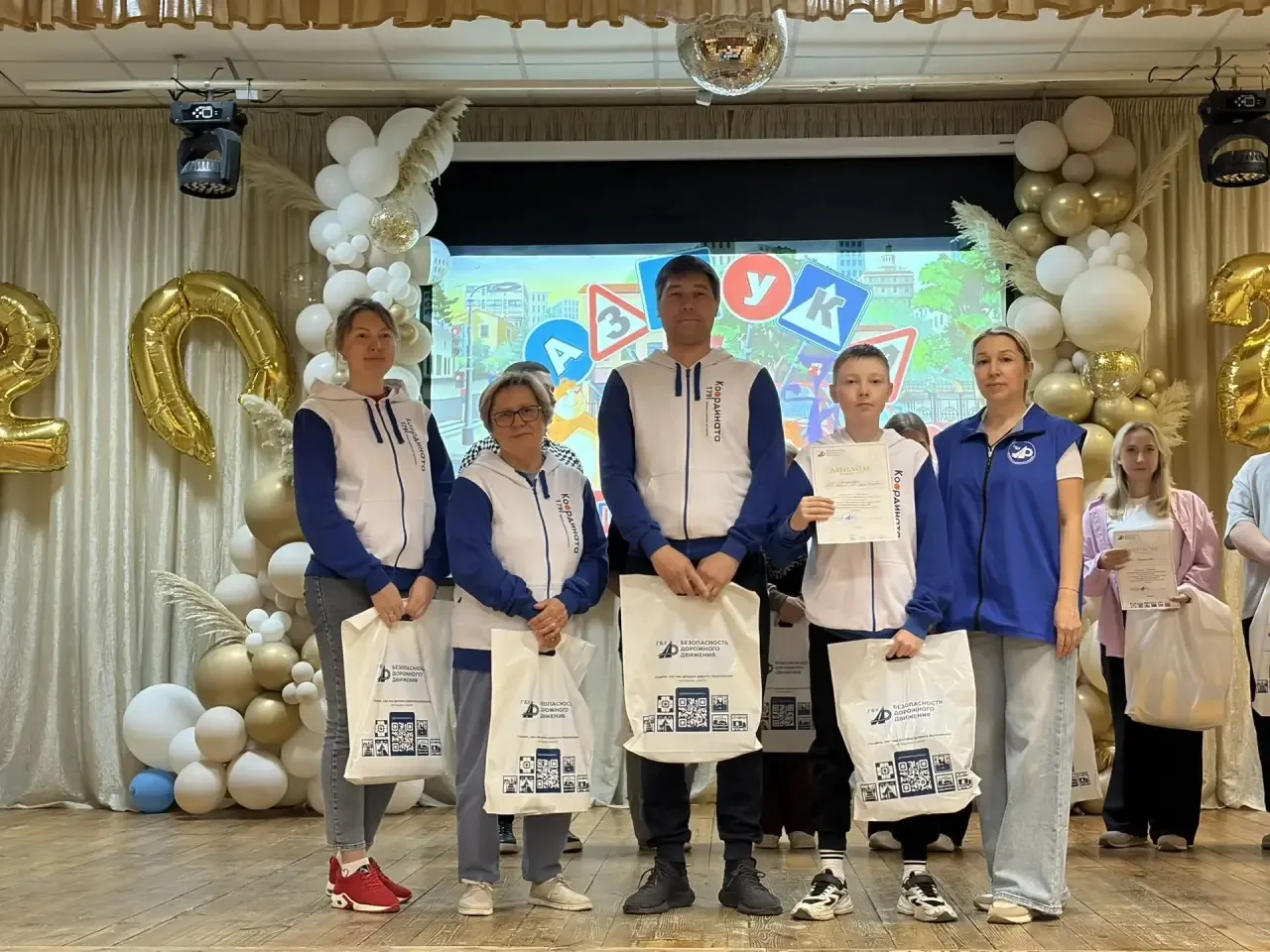 🏆 Наши победы! 
Поздравляем семью Карима Нуртдинова 4В класс занявшую I место в районном этапе Респ