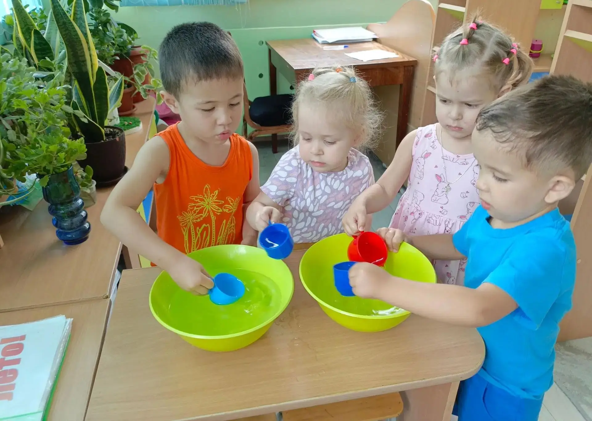 ☀️ В младшей группе «Фиалки» малыши активно закаляются — и делают это с радостью! 🤗