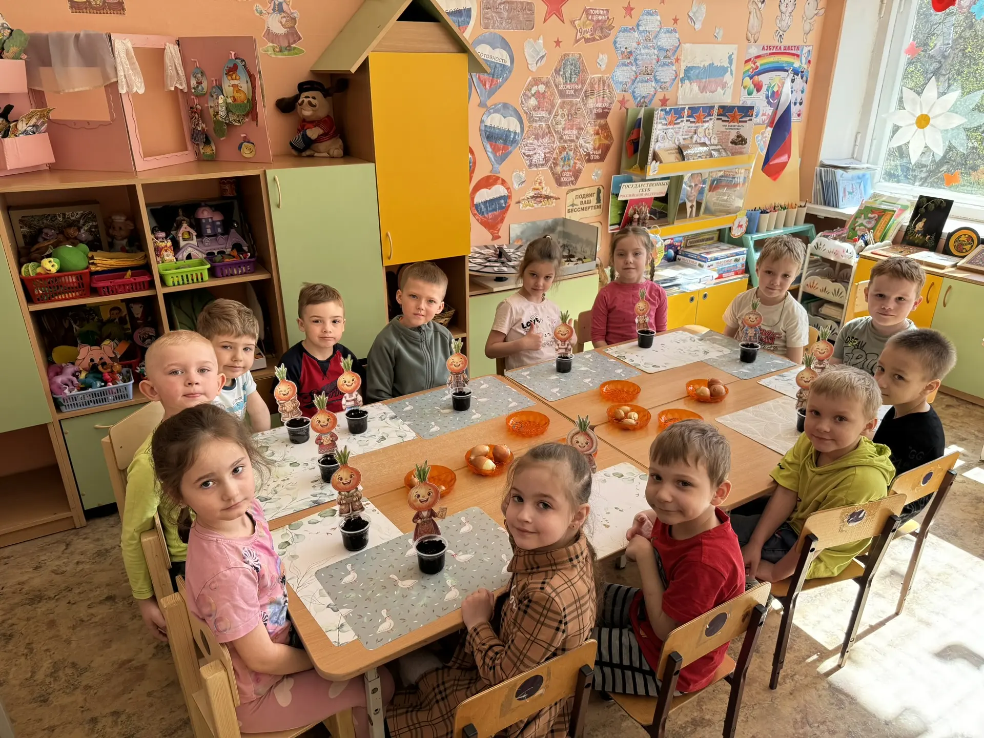 «Луковая грядка единства» 

🌱Огород на подоконнике в группе является очень интересным занятием, ког