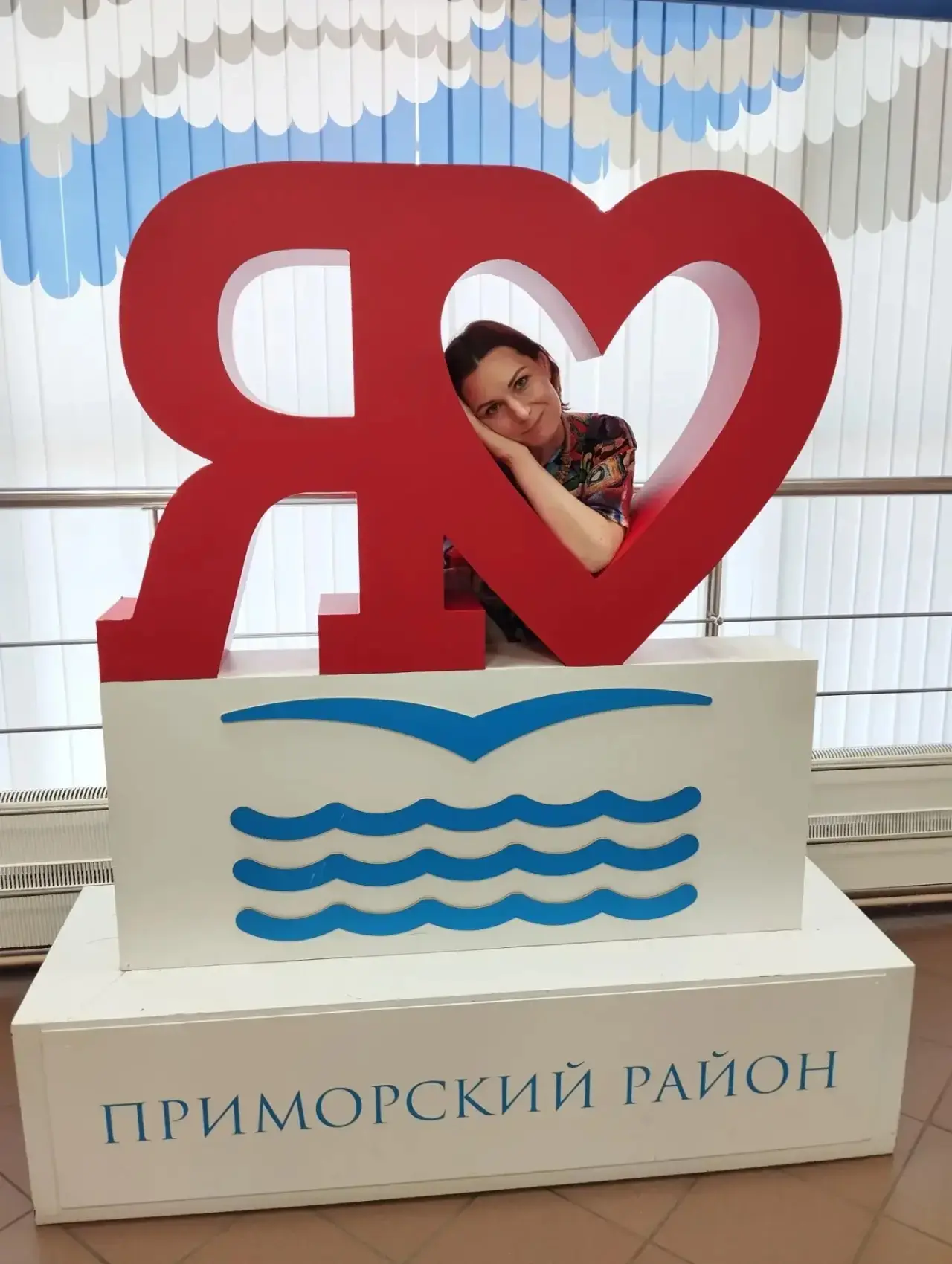 🏫 Продолжаем знакомиться с достижениями Приморского района на выставке в Молодежном центре «На Бога