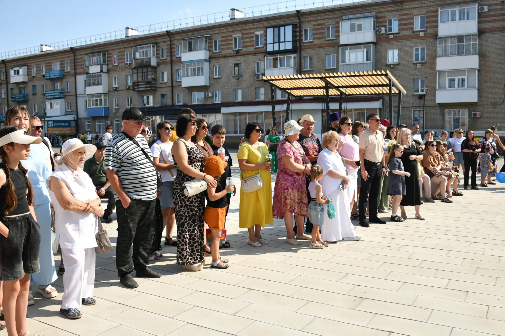 День семьи, любви и верности собрал свердловчан на площади Мира. В нынешнее непростое время именно к