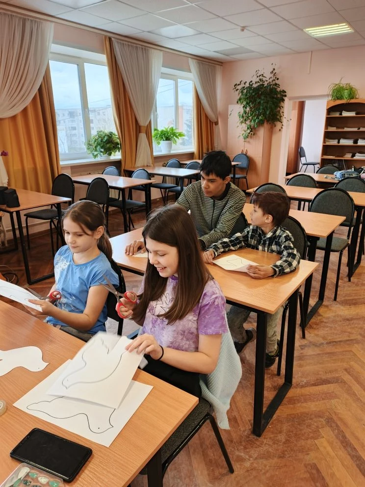 ✅ Сегодня в нашей библиотеке прошла акция для детей "Окна победы" . участники акции вырезали из бума