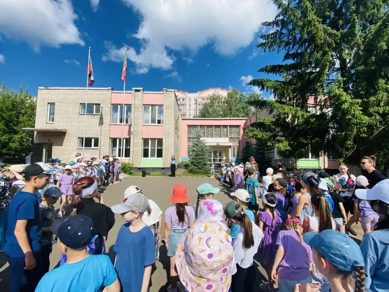 С Днём России! Как мы отметили главный праздник страны в пришкольном лагере 🇷🇺

В честь Дня России