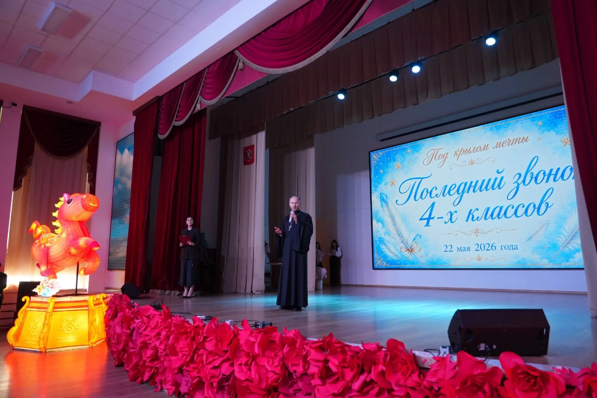 🪶 Под крылом мечты  Говорят, небо принадлежит не тем, кто просто смотрит вверх, а тем, кто осмеливае