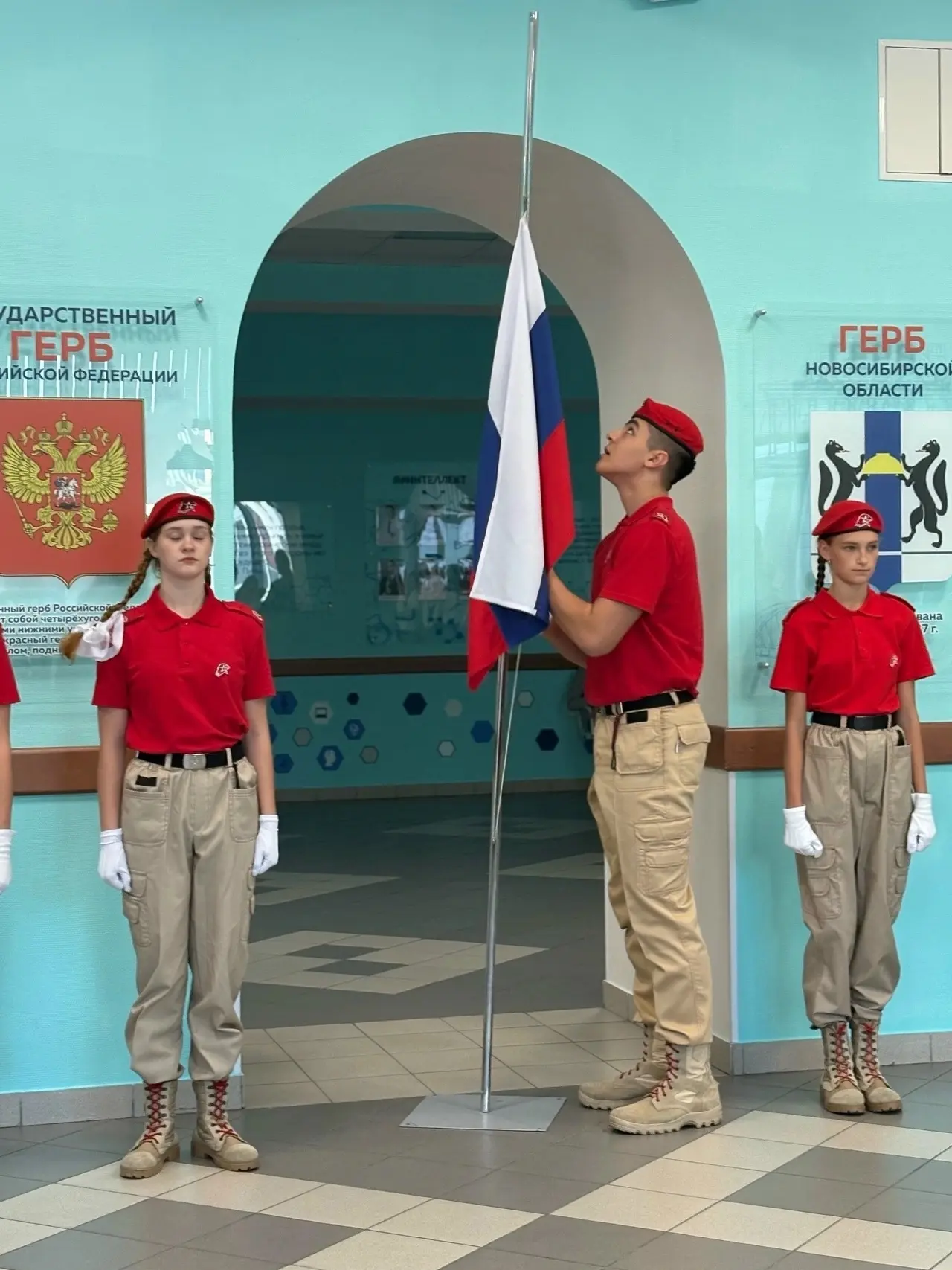 🇷🇺 Сегодня право поднять Государственный флаг Российской Федерации на на торжественно...