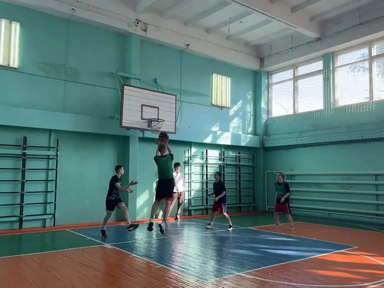 🏀 Турнир по стритболу в честь 81‑й годовщины Великой Отечественной войны 🏀  Вчера в нашей школе прош