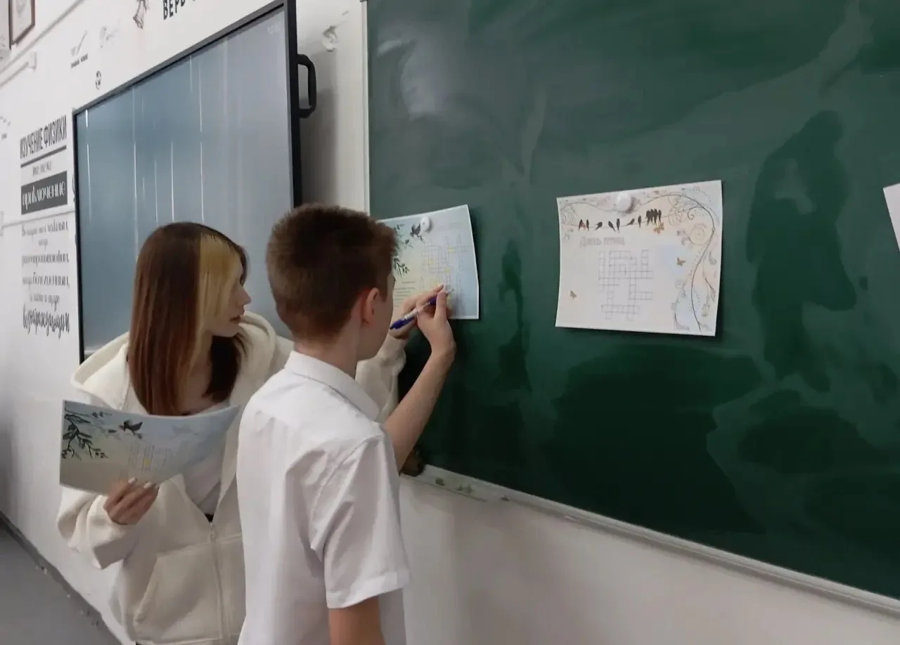 Скучать — не про нас! 🚫😊 На переменах в школе было шумно… от щелканья ручек и радостных криков «Ура,