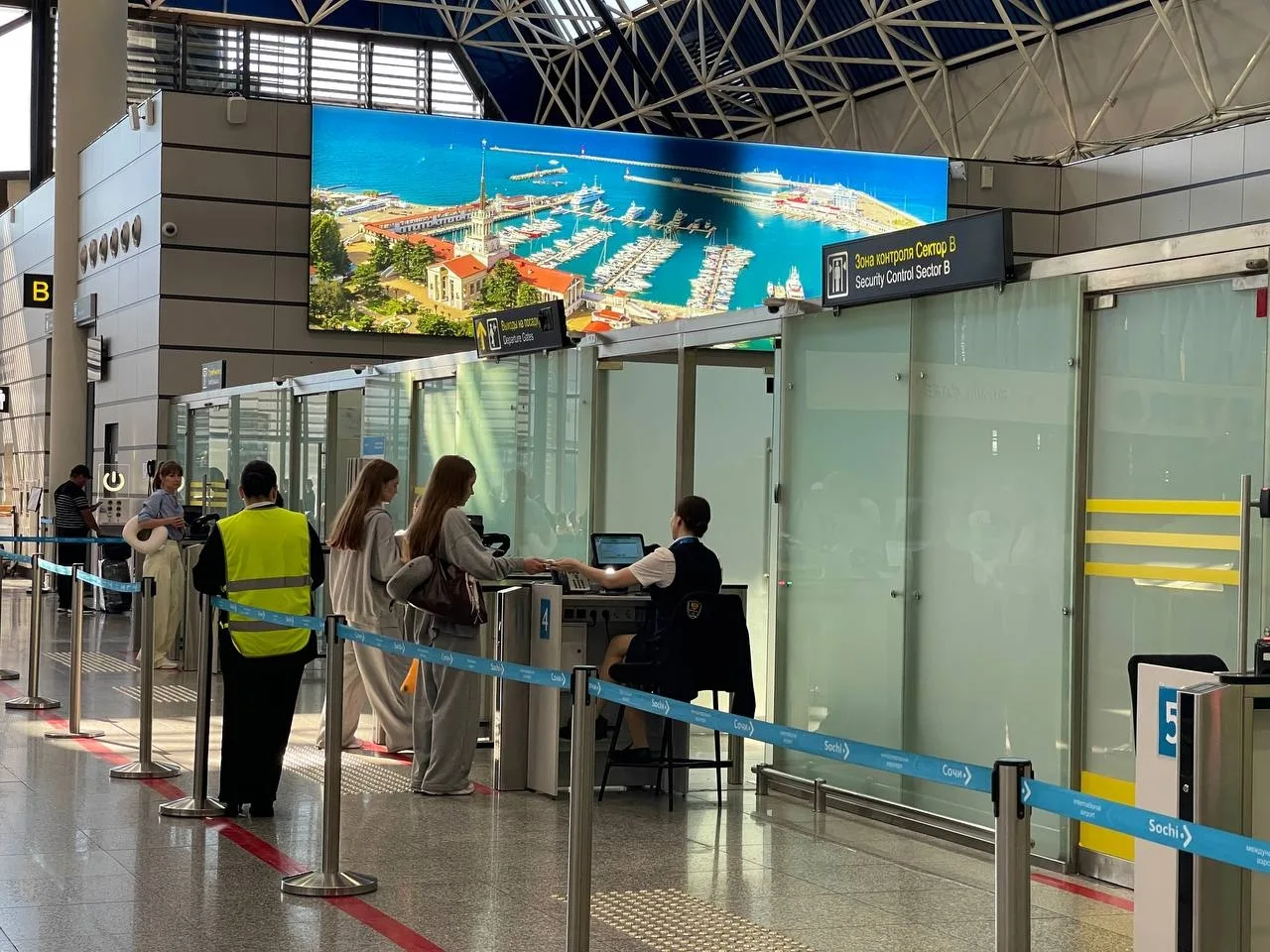 ✈️ Несмотря на временные ограничения воздушного пространства, аэропорт Сочи продолжает ...