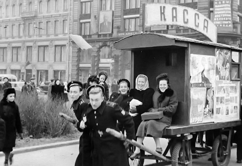Курсанты ВВМУ им. Фрунзе в увольнении. 
1951 год.

Источник ©️ mkpvspb