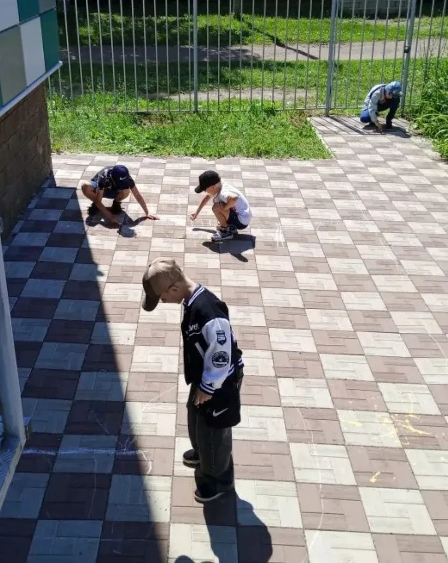 В летнем лагере прошёл конкурс рисунков на асфальте «Россия — наш единый дом», и даже сама погода ре