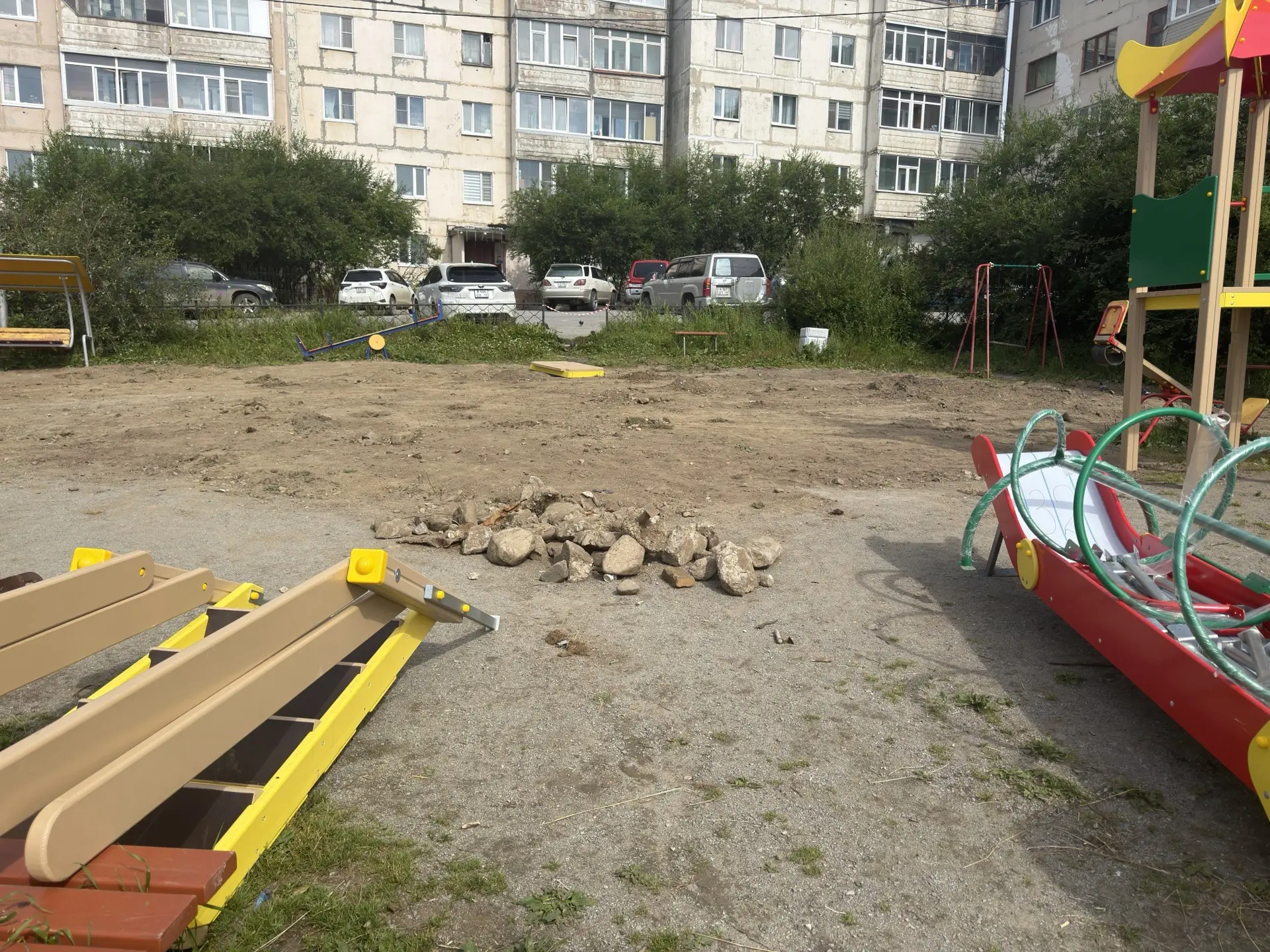 Во дворе дома № 25/21 на улице Портовой полностью демонтировали старую детскую игровую ...