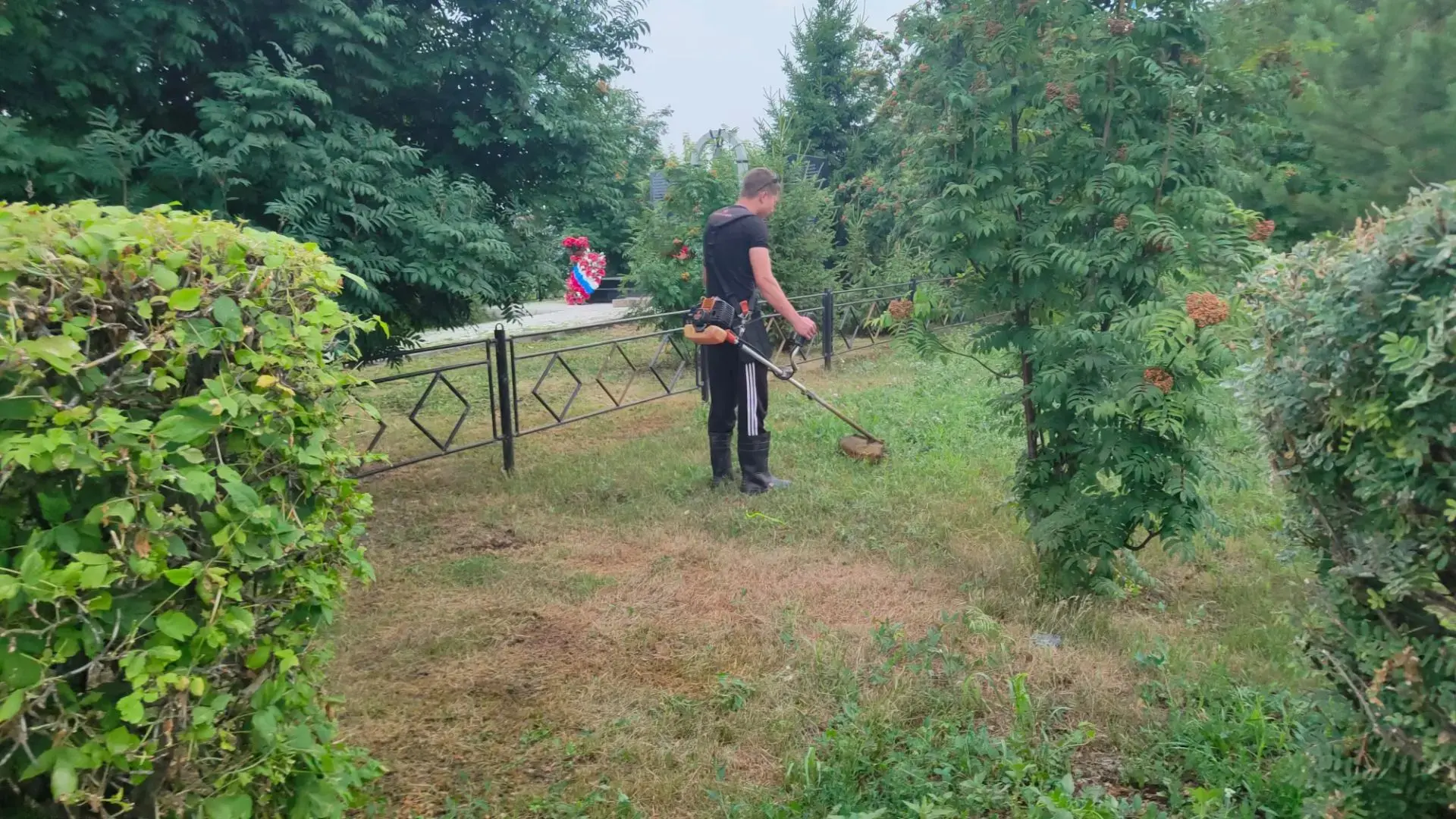 23 июля специалисты Козловского ЦСДК привели в порядок территорию у памятника воинам Ве...