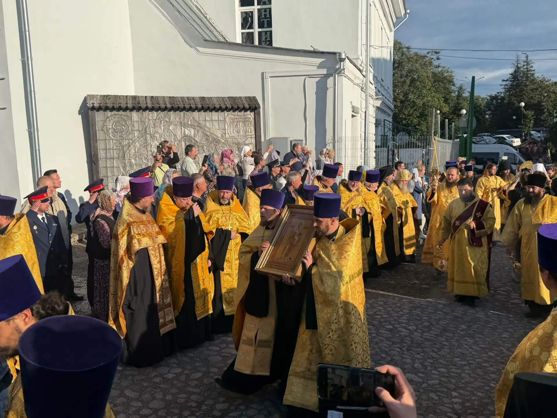 Руководитель и сотрудники регионального следственного управления встретили мощи святите...