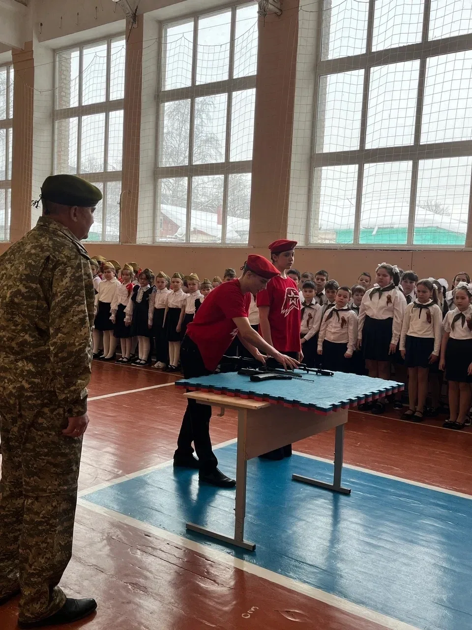 В лицее прошел смотр строя и песни, в котором приняли участие ученики 2–4 классов. 🎖️  Ребята демонс