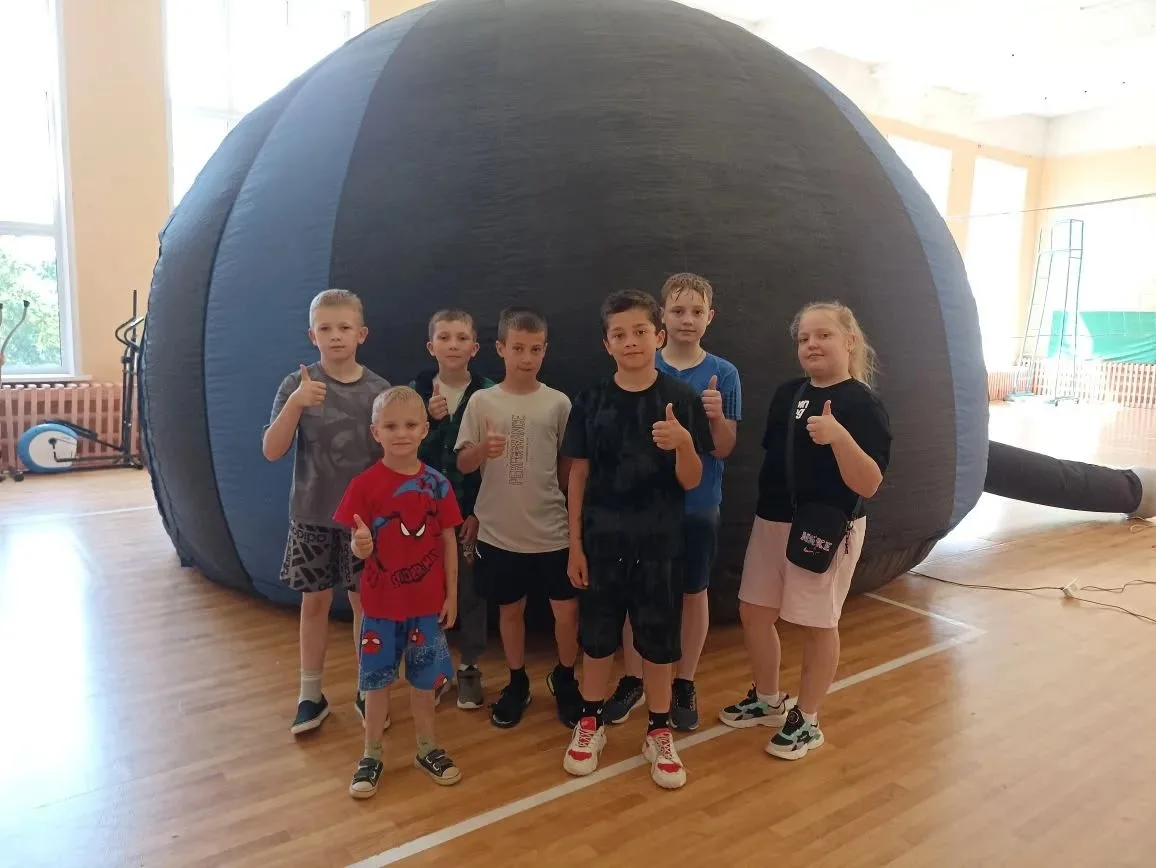 Сегодня в наш пришкольный лагерь "Ягодка" приезжал планетарий🌌, и это стало настоящим ...