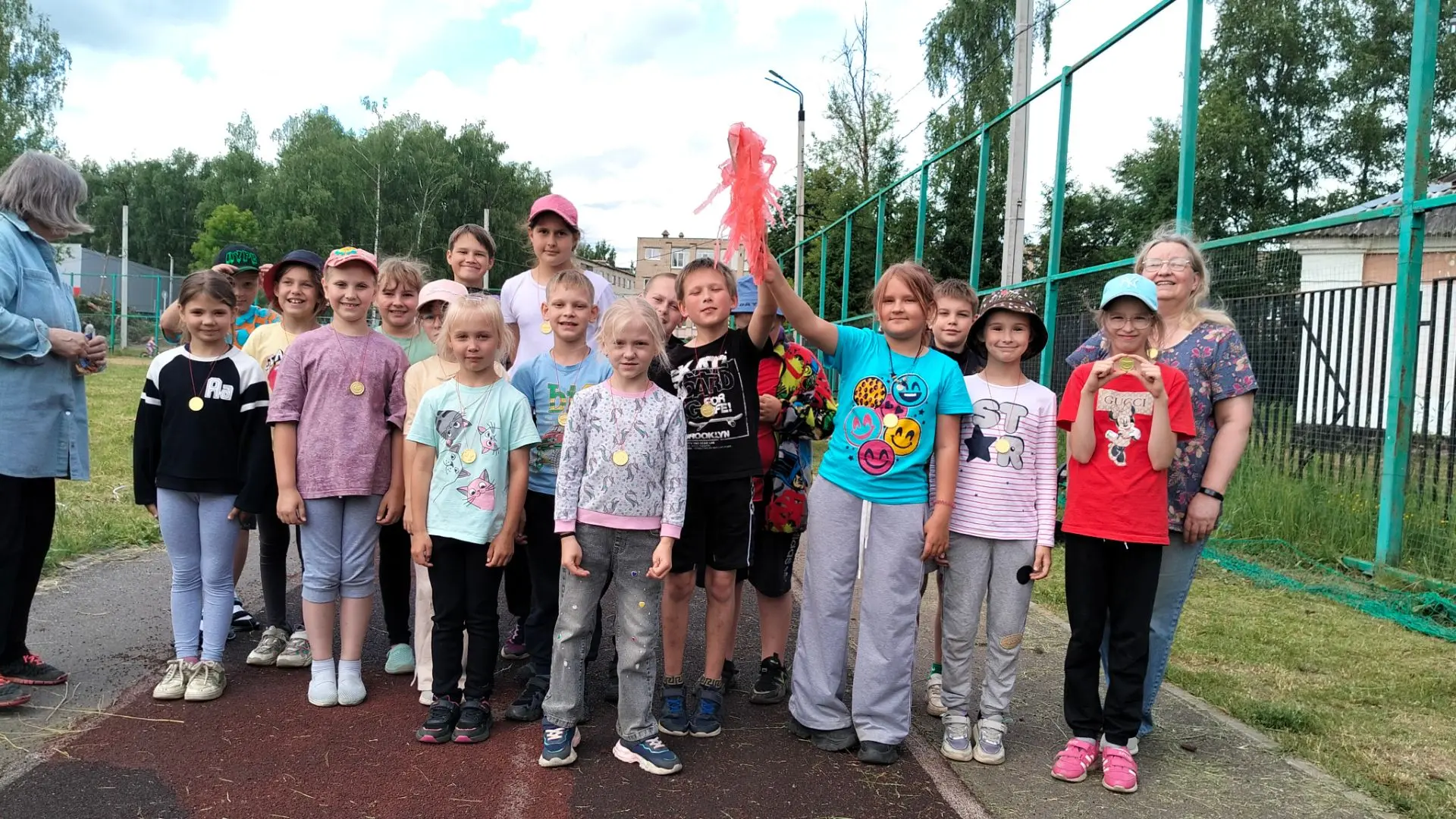 Одиннадцатый день летнего лагеря прошёл спортивно и азартно! ⚽🏅

Сегодня ребята с большим энтузиазм