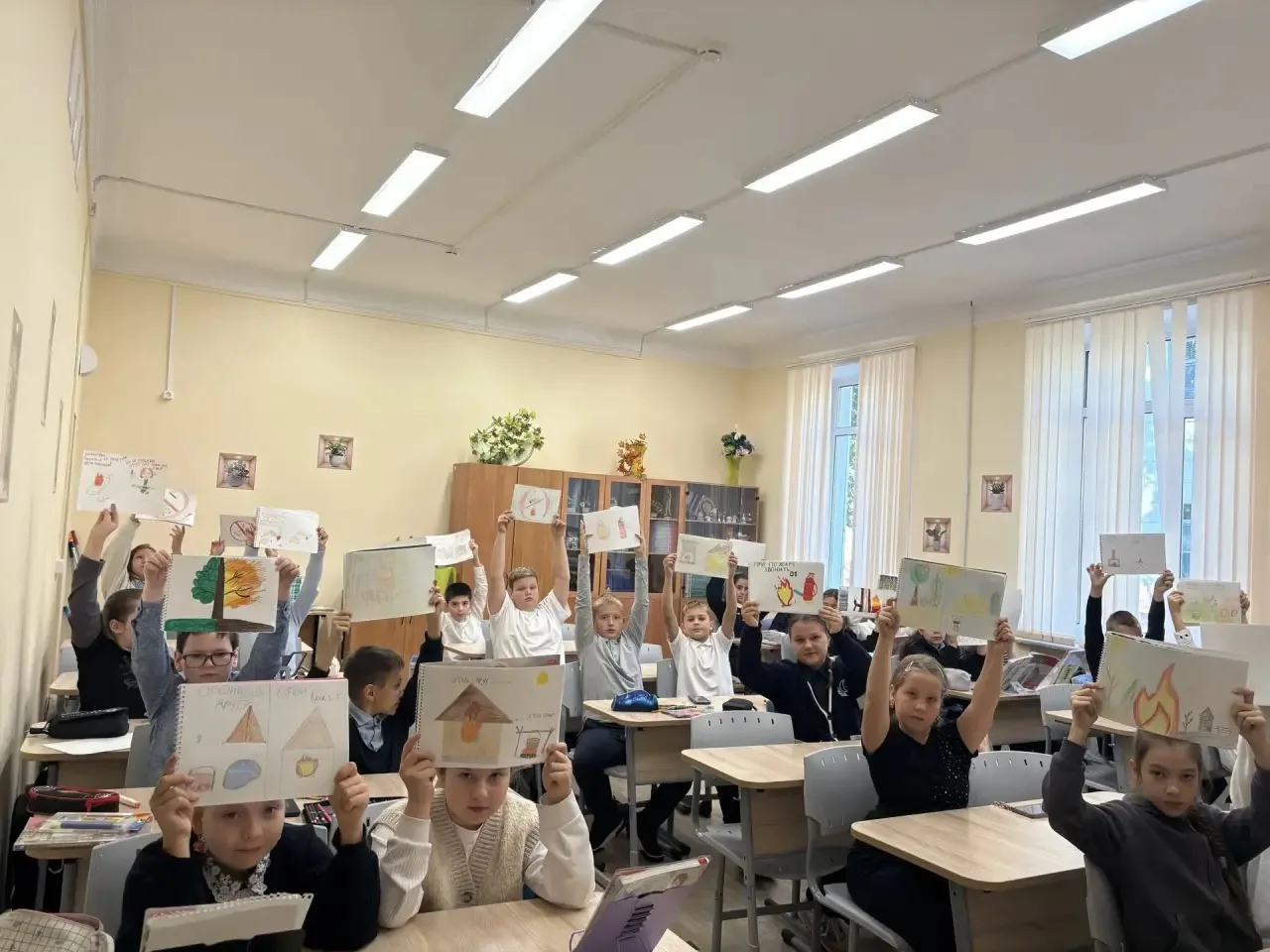 В рамках профилактических мероприятий в 1 корпусе проведена выставка рисунков обучающих...